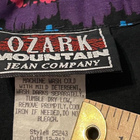 #1903. Vtg. Ozark Mountain Jean Co. Women's Black Aztec Print Shirt w/Conchos. M - Picture 4 of 8